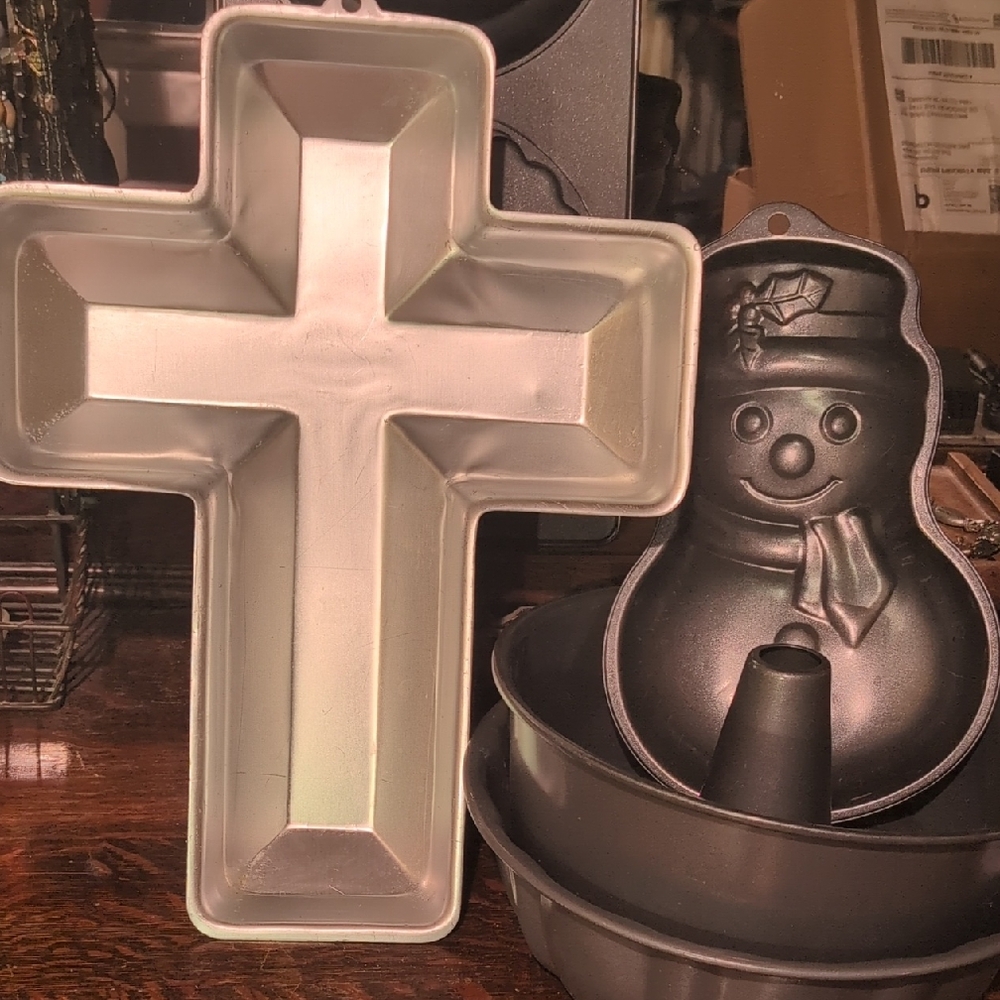 Multiples Silver Cross and Black Snowman Bakeware Set